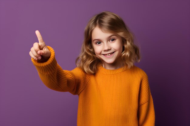 Ragazza in maglione che indica lo sfondo viola