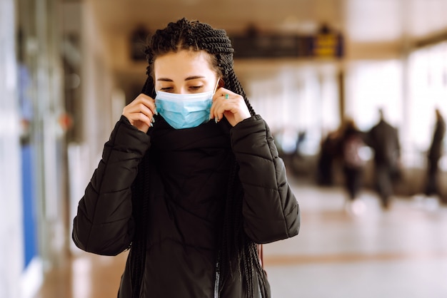 Ragazza in maschera medica sterile protettiva