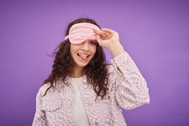 Ragazza in maschera per dormire divertendosi