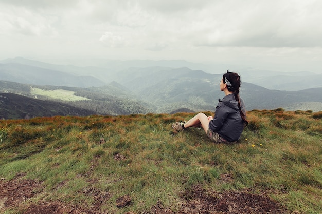 ragazza in montagna alpinismo viaggio lifestyle concept landscape