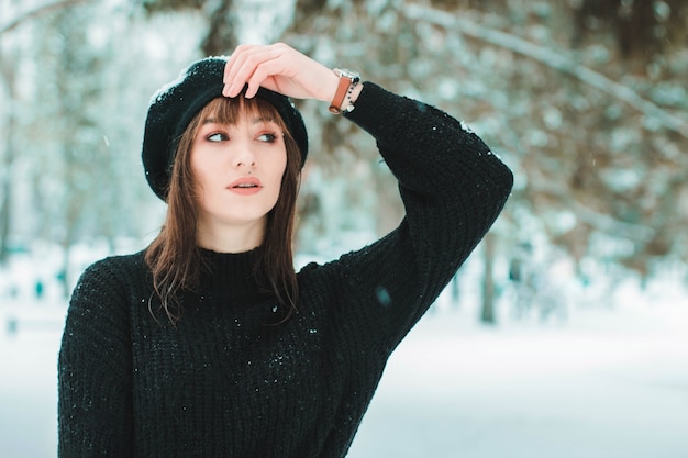 Ragazza in nero attraverso la neve Ragazza nella neve