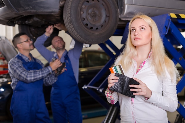 Ragazza in officina riparazioni auto