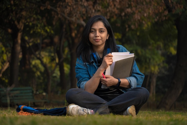 Ragazza in pensiero al campus universitario