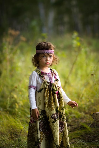 Ragazza in piedi sul campo