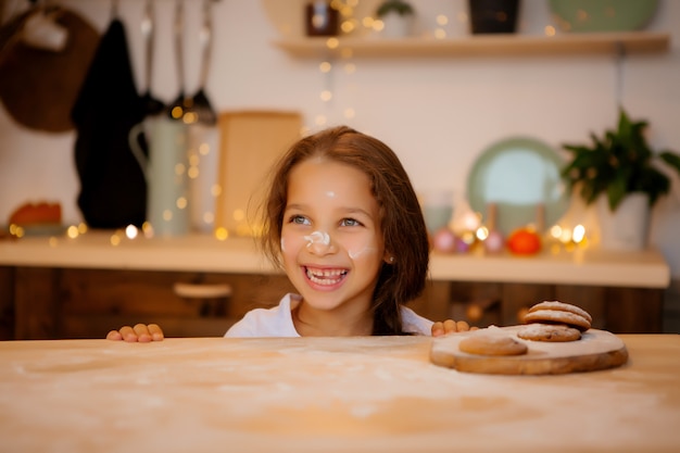 Ragazza in pigiama in cucina