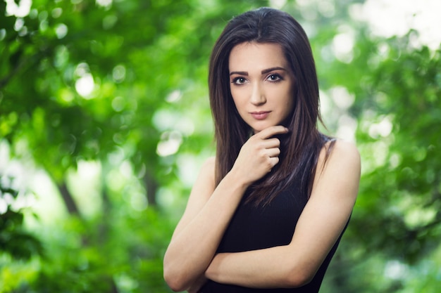 Ragazza in posa nel parco