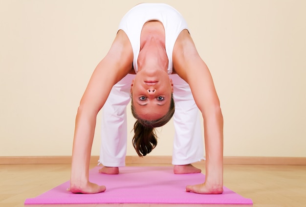 ragazza in posizione yoga