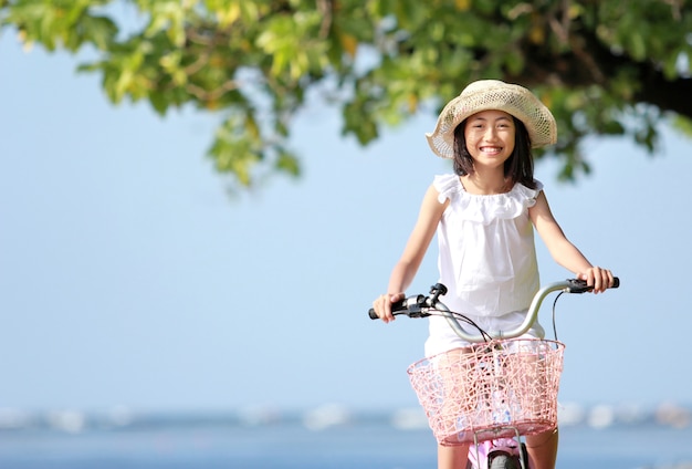 Ragazza in sella a bici all'aperto