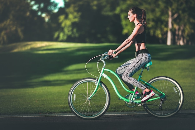 Ragazza in sella a bici