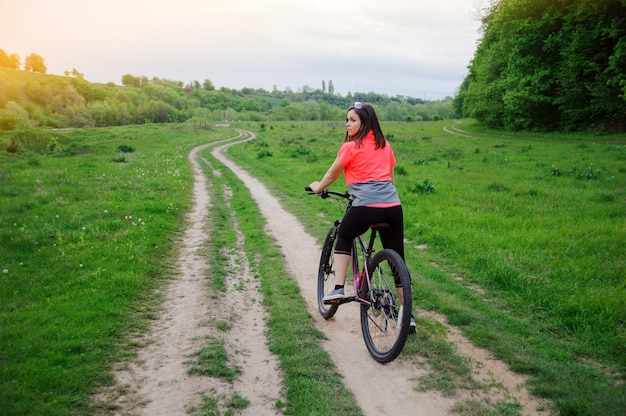 ragazza in sella a una bicicletta