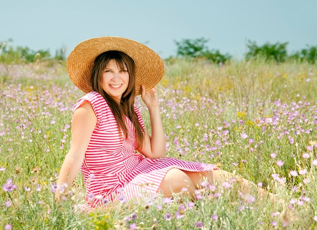 Ragazza in stile retrò in campagna.