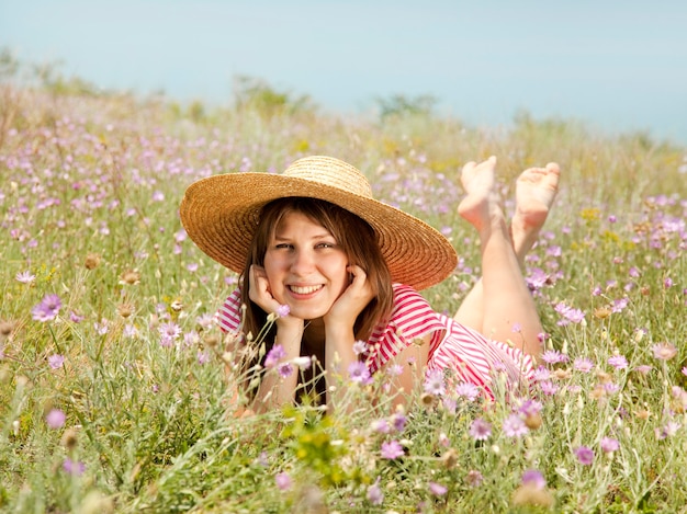 Ragazza in stile retrò in campagna.