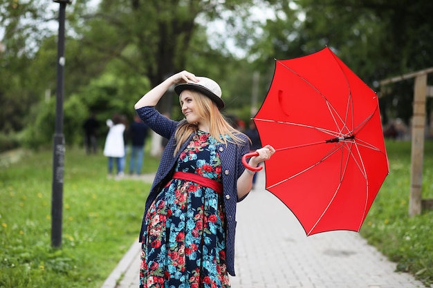 Ragazza in strada con un ombrello