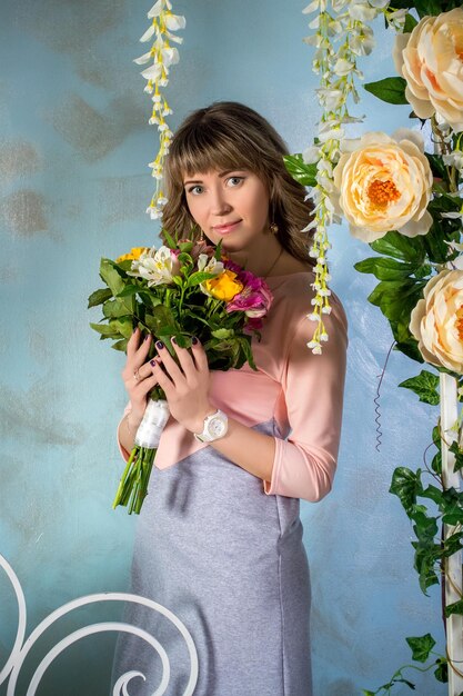 Ragazza in studio con un bouquet