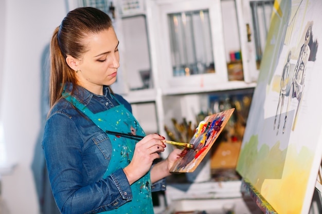 Ragazza in studio di pittura