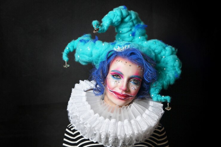 Ragazza in trucco e giullare costume