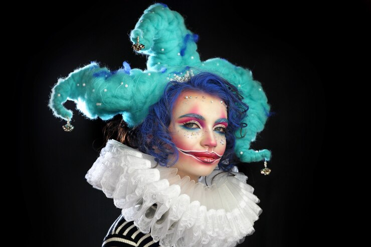 Ragazza in trucco e giullare costume