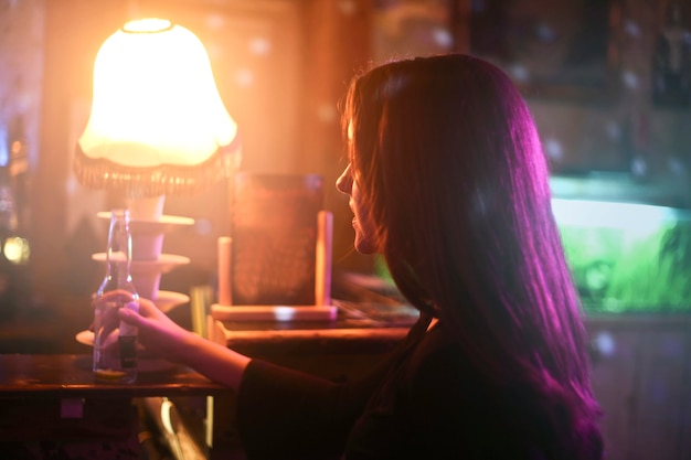 Ragazza in un bar di notte