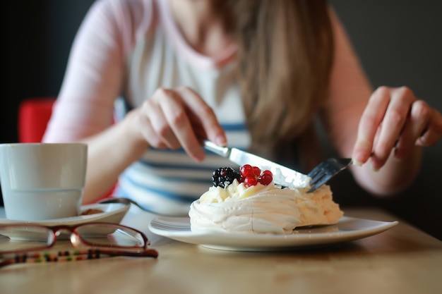 Ragazza in un bar per una tazza di caffè con il taccuino