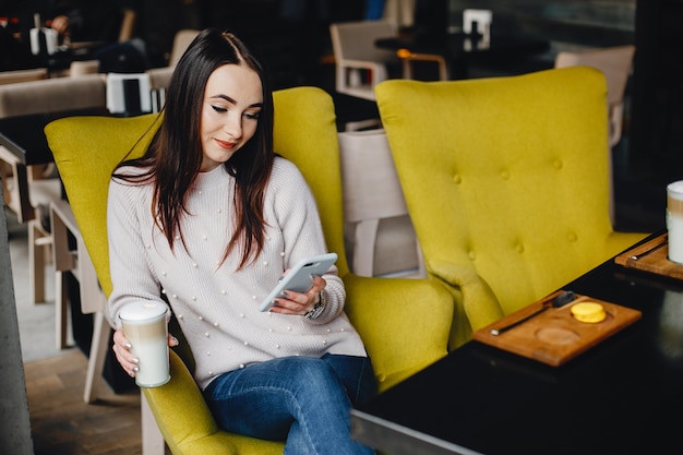 Ragazza in un caffè