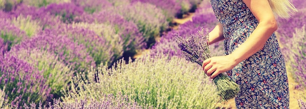 Ragazza in un campo di fioritura di lavanda.