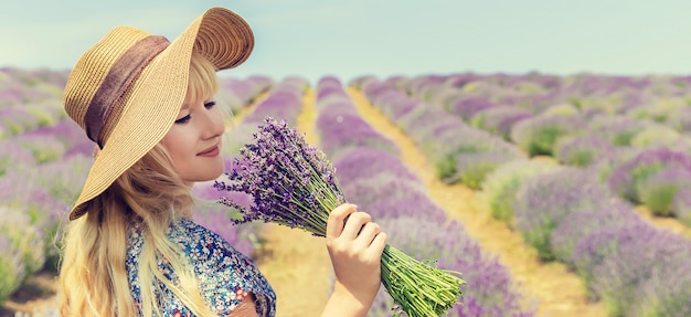 Ragazza in un campo di fioritura di lavanda.