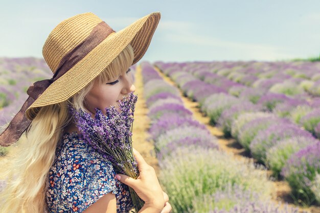 Ragazza in un campo di fioritura di lavanda.