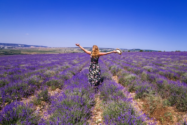 Ragazza in un campo di lavanda. Giornata di sole estivo in Crimea.