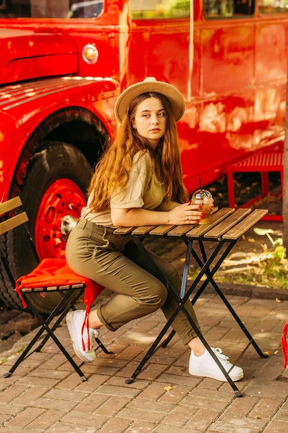 Ragazza in un cappello con caffè