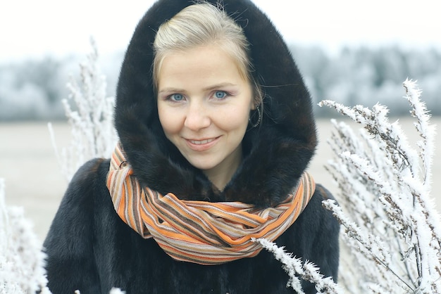 ragazza in un cappotto di visone neve invernale