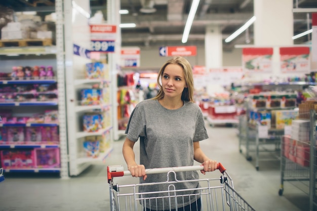 Ragazza in un mercato