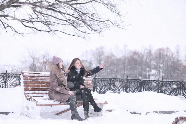 Ragazza in un parco invernale in caso di nevicate