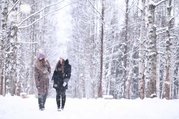 Ragazza in un parco invernale nel pomeriggio in caso di nevicate