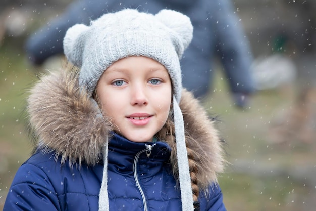 Ragazza in un primo piano caldo del cappello di autunno