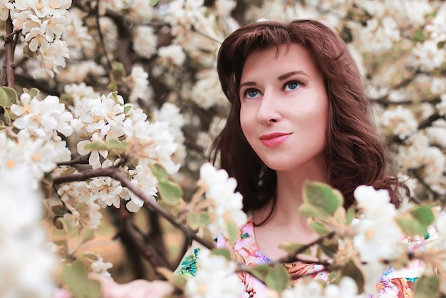 Ragazza in un ramo di fiori