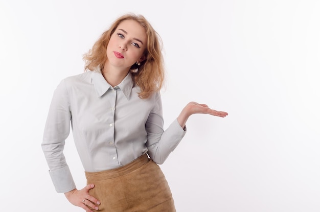 Ragazza in un tailleur su sfondo bianco