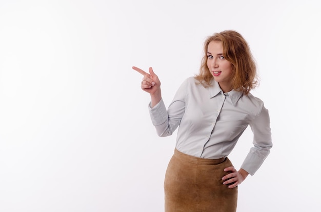 Ragazza in un tailleur su sfondo bianco