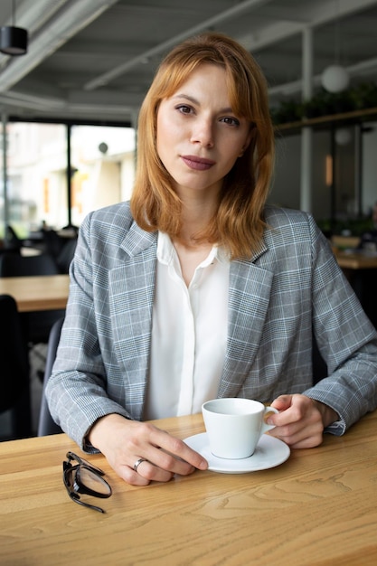 Ragazza in un vestito con una tazza di caffè