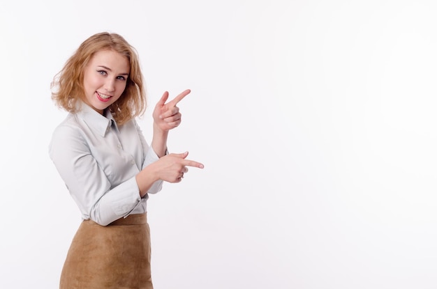 Ragazza in un vestito su sfondo bianco