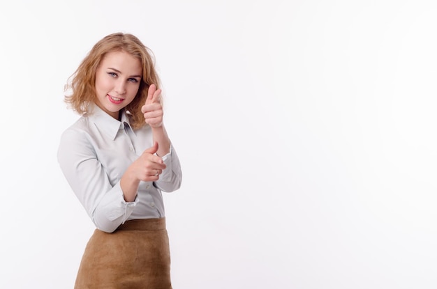 Ragazza in un vestito su sfondo bianco