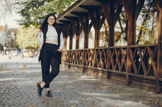 Ragazza in una città