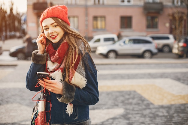 Ragazza in una città