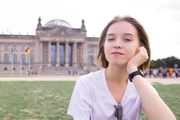 ragazza in una maglietta bianca sullo sfondo del Reichstag