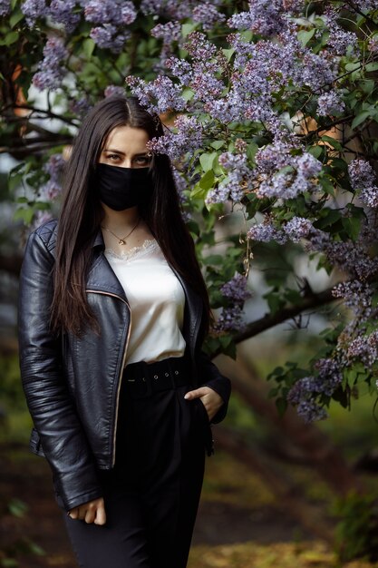 Ragazza in una maschera medica