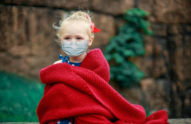 Ragazza in una maschera protettiva. epidemia tra i bambini