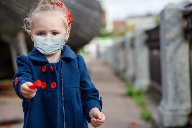 Ragazza in una maschera protettiva. epidemia tra i bambini