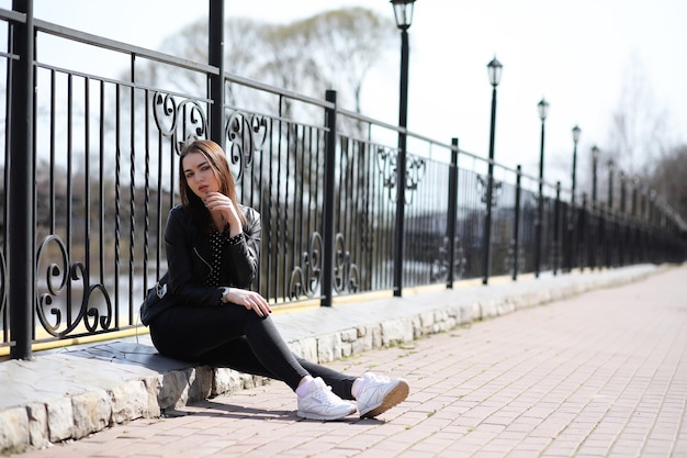 Ragazza in una passeggiata attraverso la città primaverile in una giornata di sole