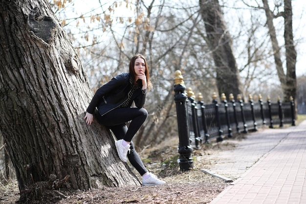 Ragazza in una passeggiata attraverso la città primaverile in una giornata di sole