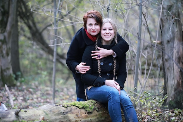 Ragazza in una passeggiata in autunno