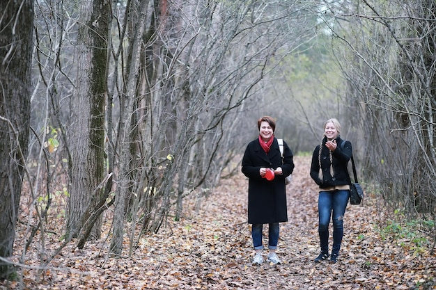 Ragazza in una passeggiata in autunno